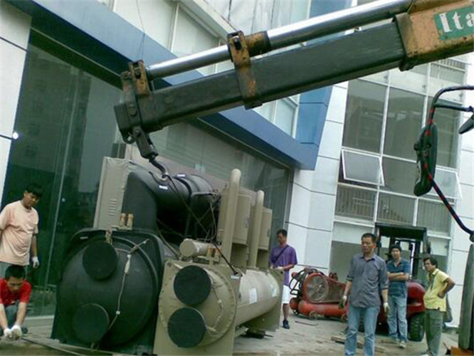 措美县随车吊和汽车吊的核心区别是什么？哪种更省钱？